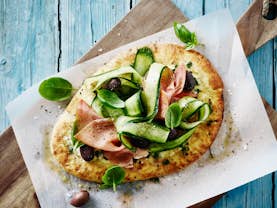 Snydepizza med agurk og parmaskinke - Nem pizza-opskrift hos Sæson