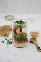 regnbuesalat i glas med gulerødder, avocado, brøndkarse og peanutbutterdressing