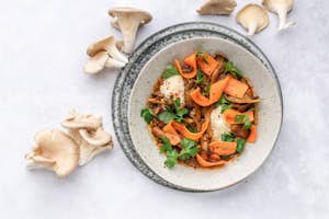Gryderet med østershatte og gulerødder – Opskrift hos Sæson 