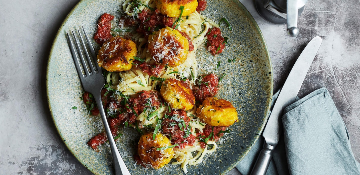Spaghetti med grøntsagsfrikadeller og tomatsovs - Sæson
