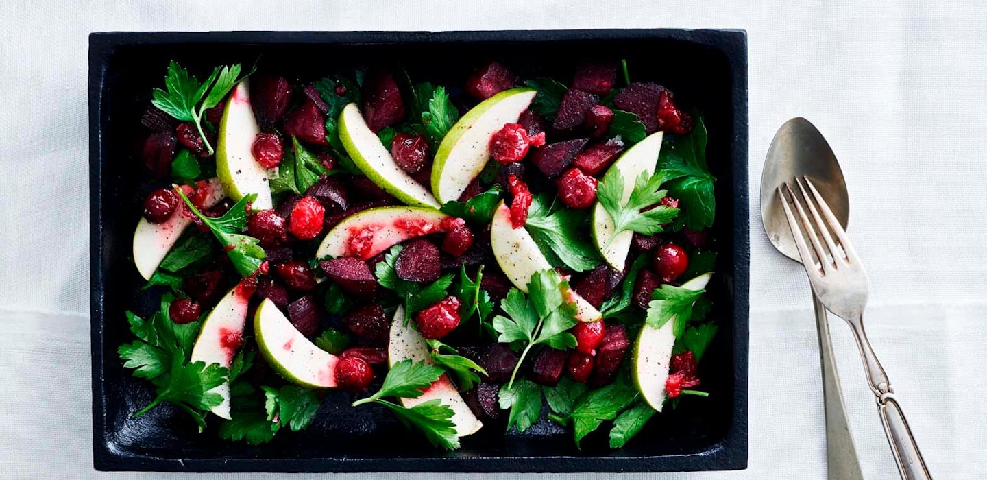 Opskrift på salat med persille, rødbeder og syltede tranebær - Sæson