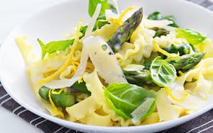 Pasta med grønne asparges, citron og basilikum - opskrift fra Sæson