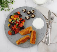 Sprøde lakseruller med ovnbagte gulerødder og champignon