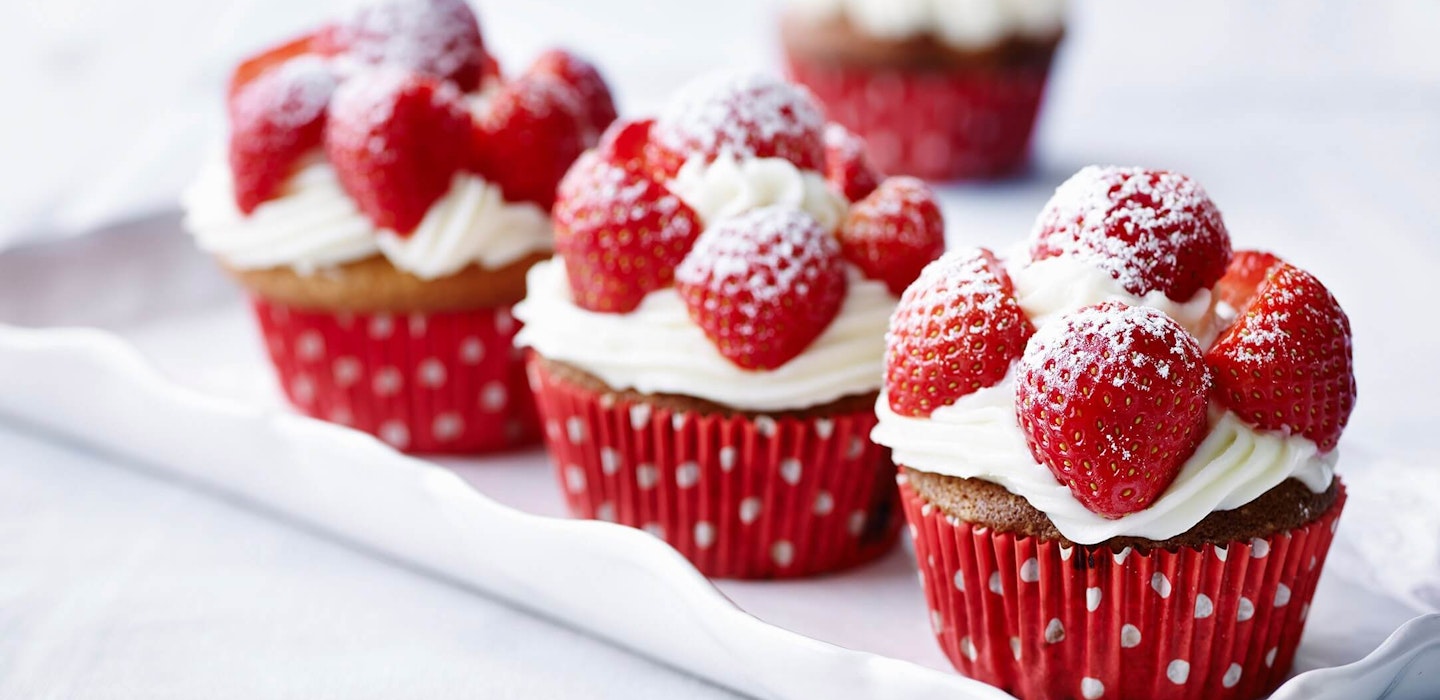 cupcakes med jordbær marsipan og flødeostcreme