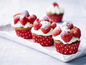 cupcakes med jordbær marsipan og flødeostcreme