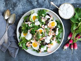 Salat-opskrift med smilende æg, rejer og dilddressing