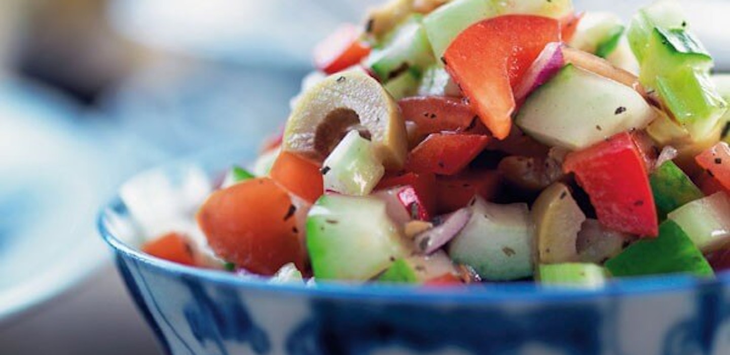israelsk salat af agurk, rødløg, radiser, rød peber og oliven