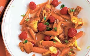 Gulerodssalat med hindbær og svampe - opskrift hos Sæson