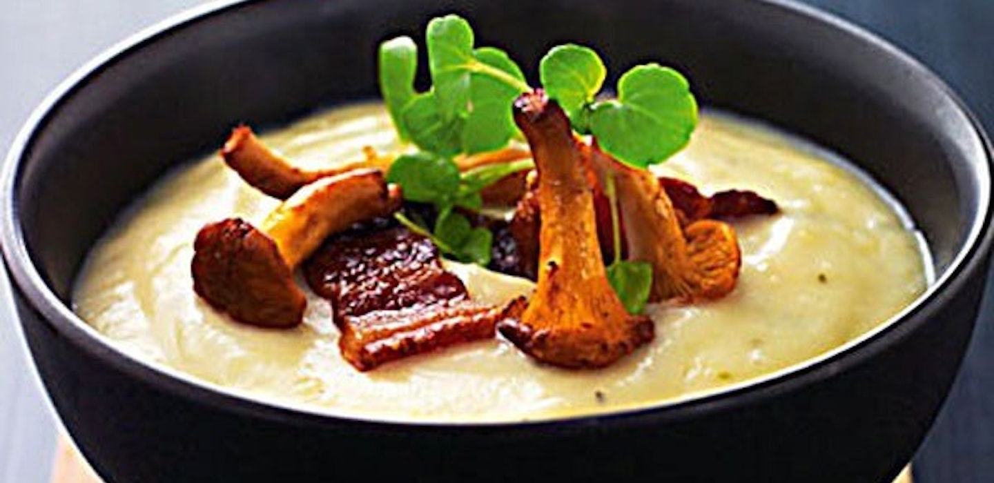 Kartoffel-porresuppe med bacon og svampe - Opskrift hos Sæson