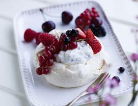 Sommer-dessert - Marengs med creme og bær - opskrift hos Sæson