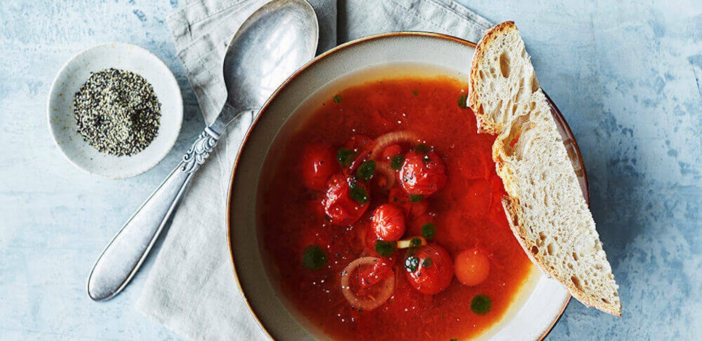 Klar tomatsuppe med cherrytomater og brød