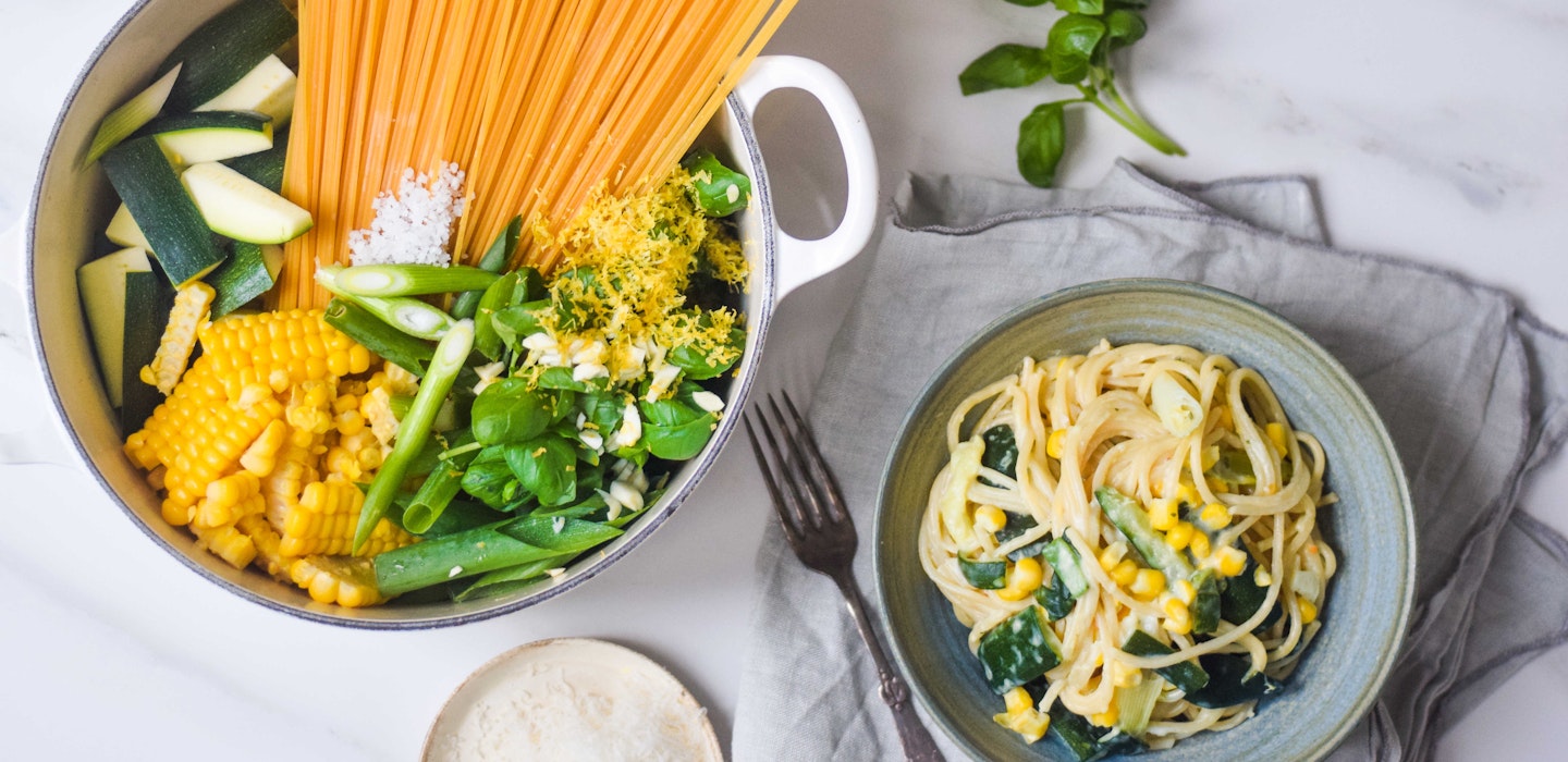 One pot pasta - Vegetarisk one pot pasta med sommergrønt - Sæson