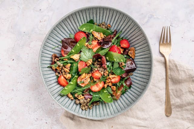 Salat med jordbær, valnødder og linser - Opskrift hos Sæson
