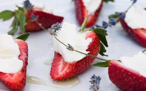 Jordbær, honning og yoghurt med lavendel