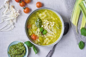 Suppe med basilikumpesto og enoki svampe - Suppe opskrift - Sæson