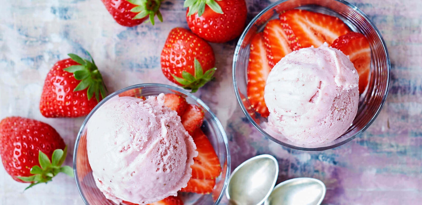 Jordbæris med friske jordbær - Hjemmelavet jordbæris på kondenseret mælk - Sæson