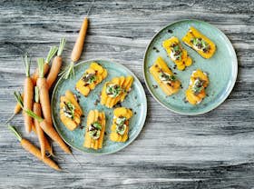 Rugbrødsmadder med gulerod og karrymayo - Opskrift med gulerødder fra Sæson