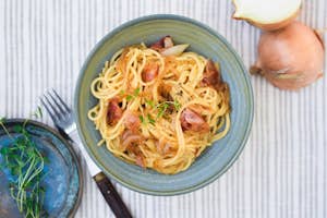 Spaghetti med karamelliserede løg - Pastaret med pancetta