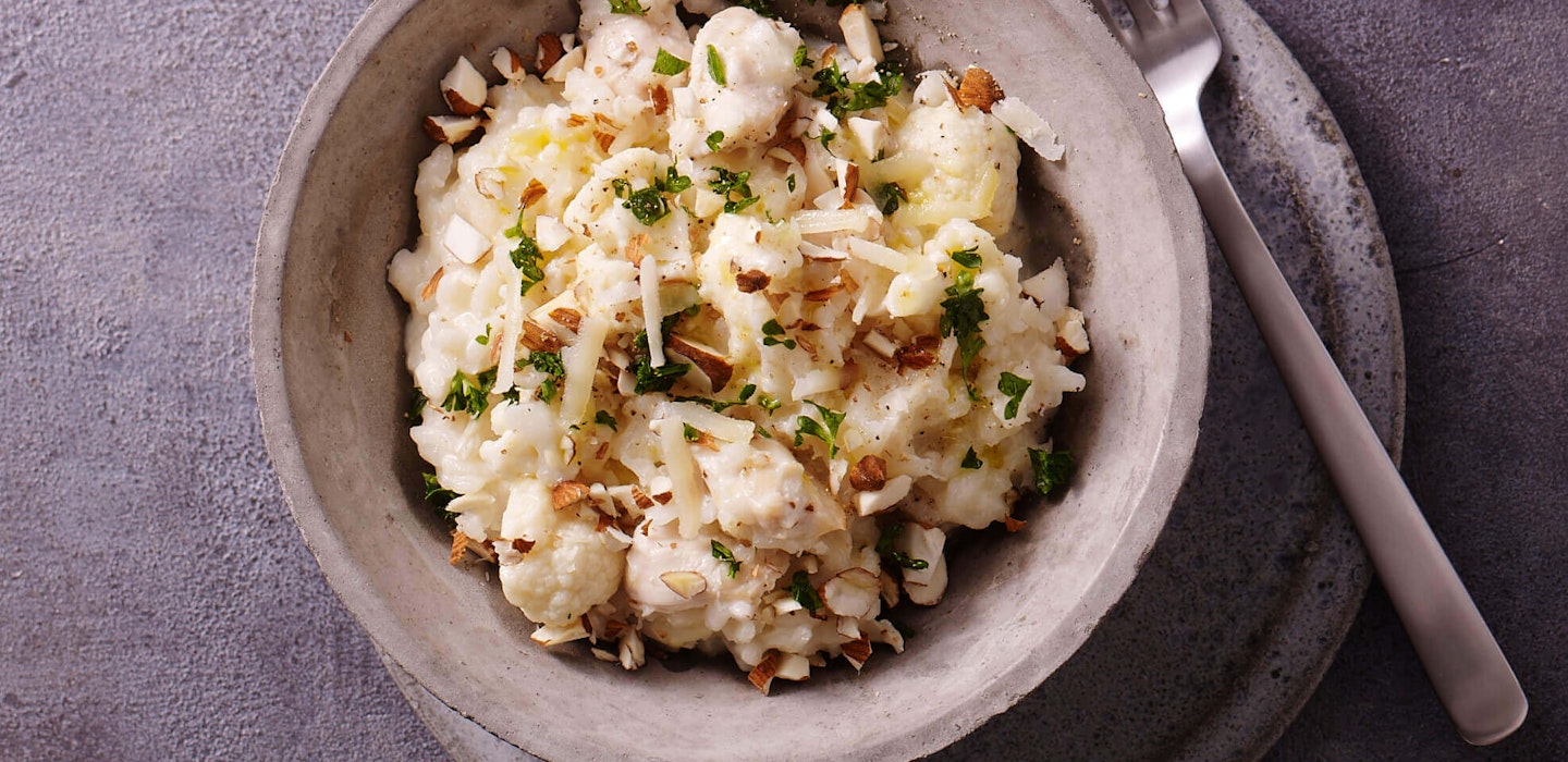 Opskrift på risotto med blomkål, mandler og ost - Sæson
