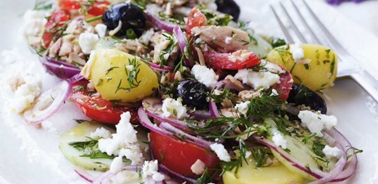 Græsk salat med kartoffel, tun, tomat, oliven og løg - Opskrift hos Sæson