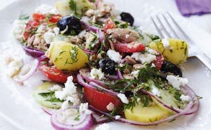 Græsk salat med kartoffel, tun, tomat, oliven og løg - Opskrift hos Sæson