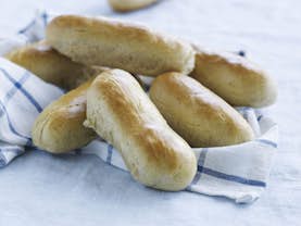 Opskrift på hjemmelavede hotdog-brød - opskrift hos Sæson