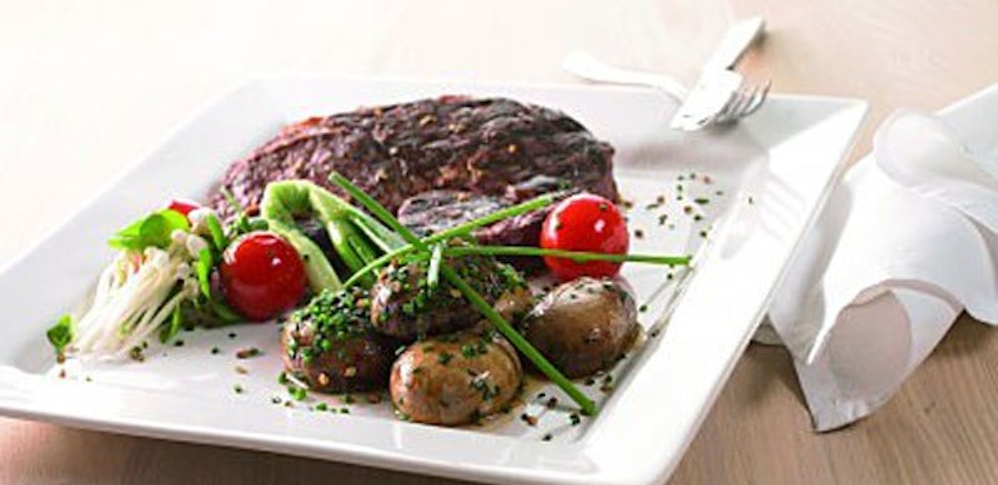 marinerede svampe, steak og salat