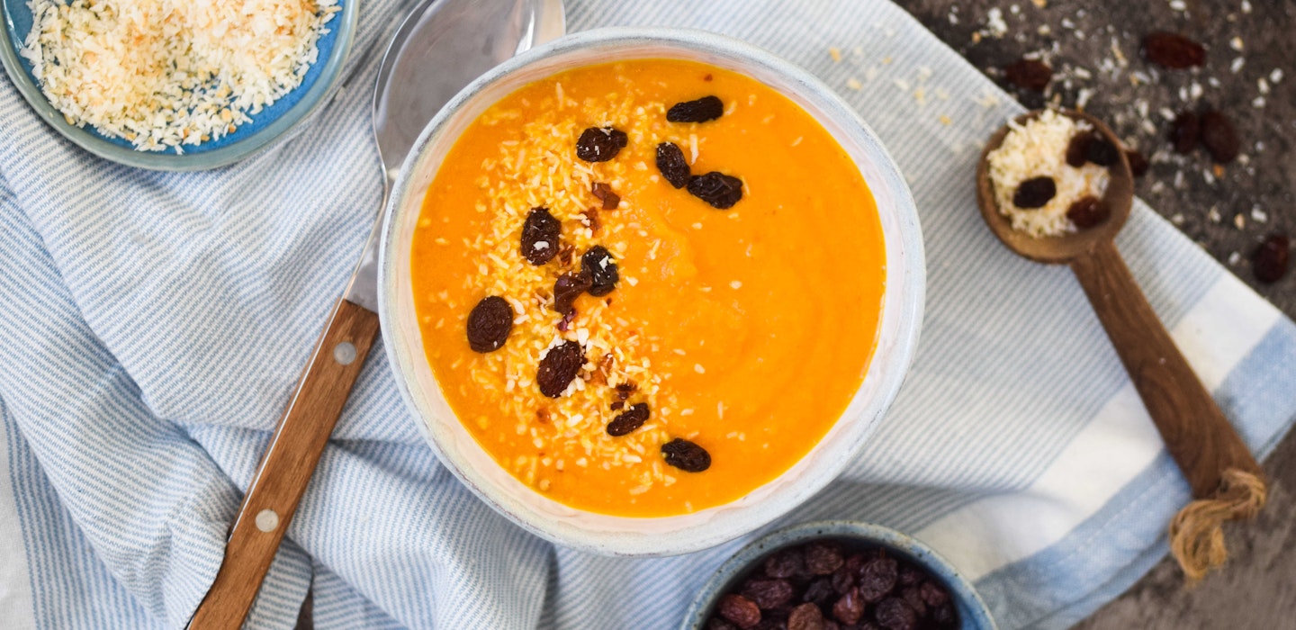 Gulerodssuppe opskrift - Farvestrålende suppe med kokos og rød karry