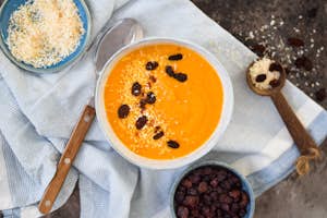 Gulerodssuppe opskrift - Farvestrålende suppe med kokos og rød karry
