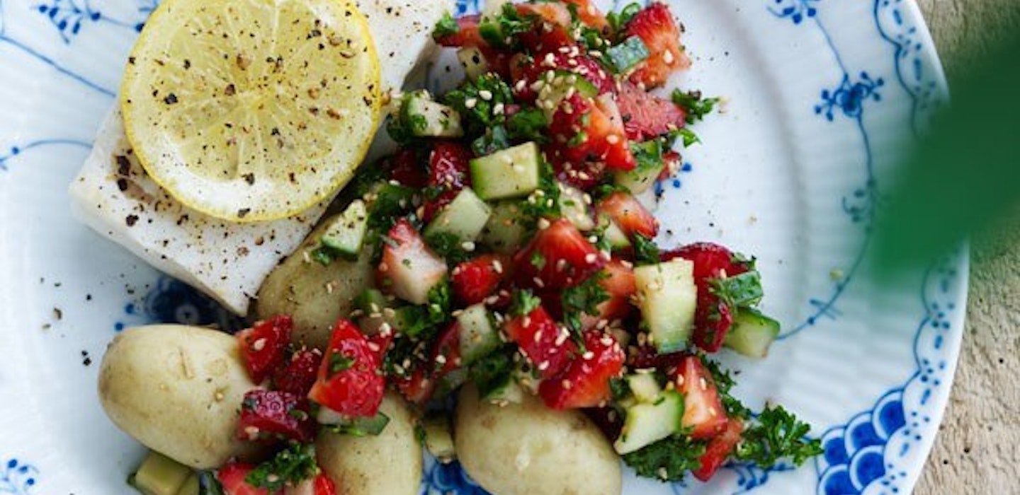 Jordbærsalsa med hellefisk og kartofler - Skøn opskrift med fisk - Sæson