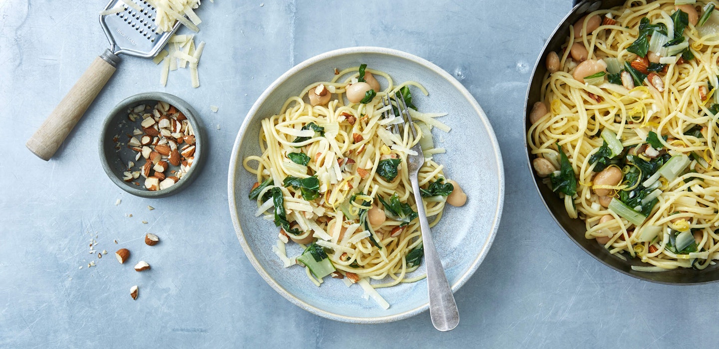 Spaghetti med bladbede, hvidløg og citron