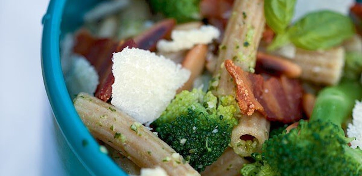 Salat med fuldkornspasta, broccoli og bacon