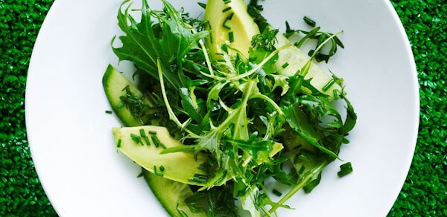 frisk grøn salat med avokado og urter