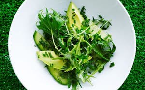 Frisk grøn salat med avokado og urter