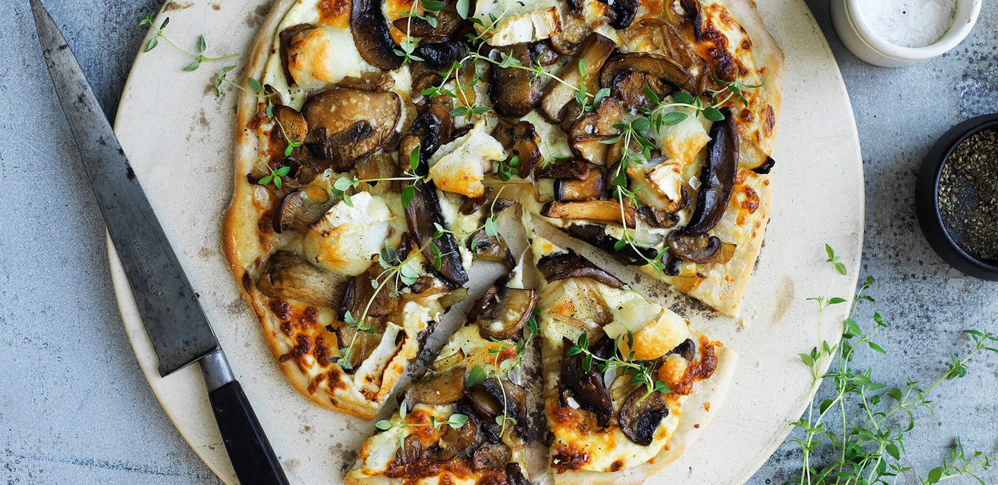 Sæsons svampepizza - en pizza med gedeost og svampe