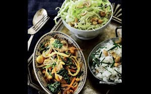wok ret med nødder, salat og ris