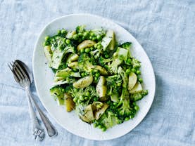 Salat - Salat med ærter, broccoli og hyldeblomstdressing - Sæson