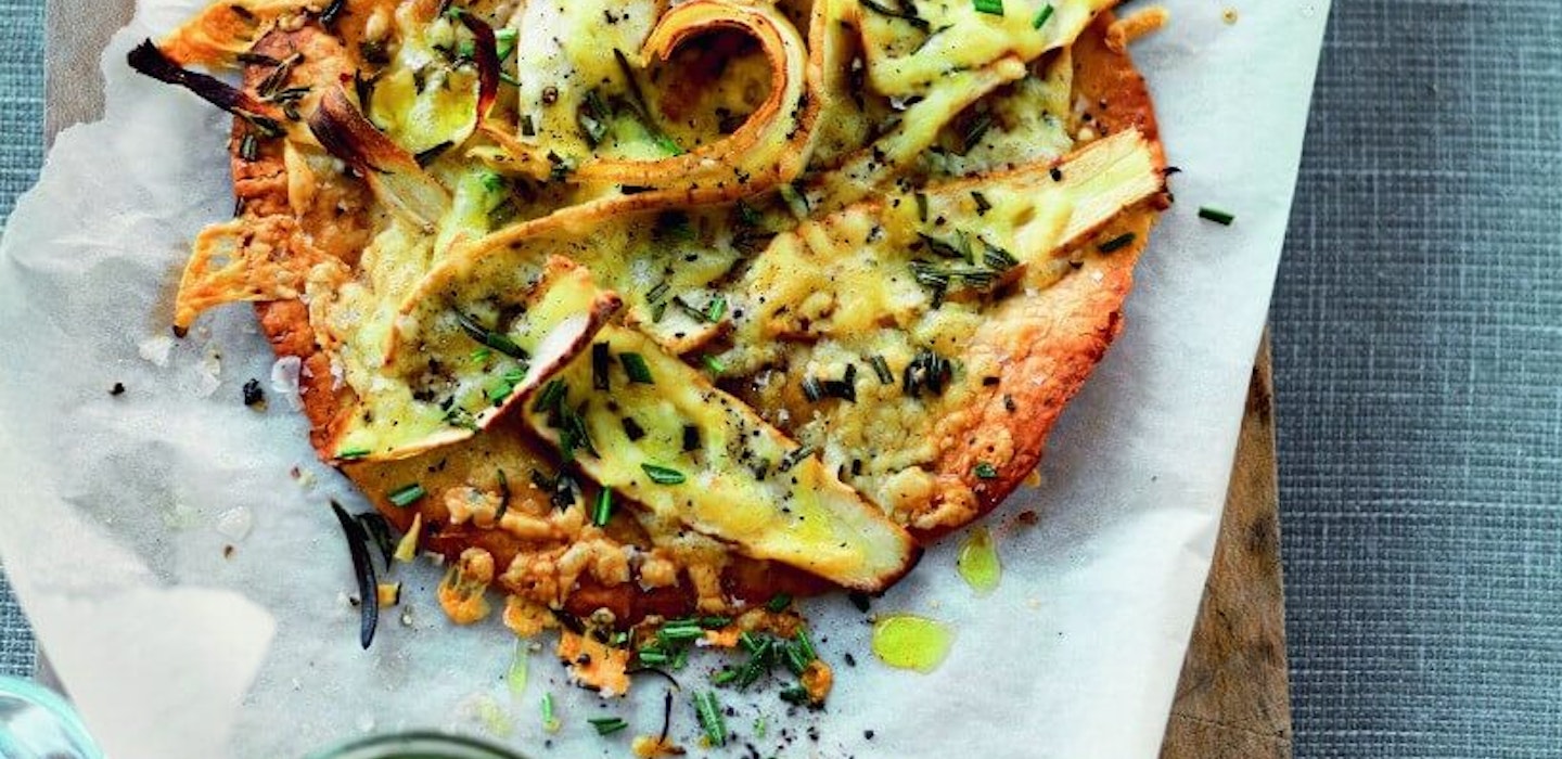 Tortillapizza med rodfrugter og pesto - pizza-opskrift hos Sæson