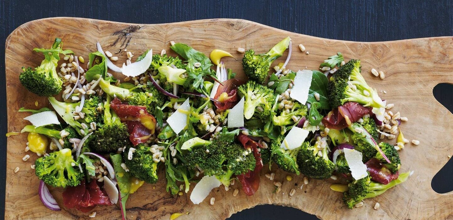 Salat af broccoli, carpaccio, rødløg og babyleaves - Salatopskrift hos Sæson