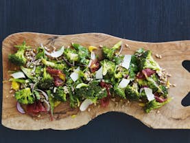 Salat af broccoli, carpaccio, rødløg og babyleaves - Salatopskrift hos Sæson